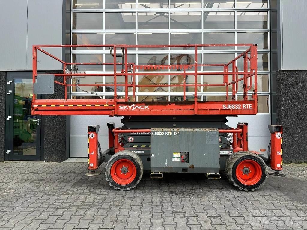 SkyJack SJ6832 RTE Scissor Lifts
