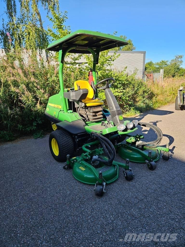John Deere 7400 A Rough, trim and surrounds mowers