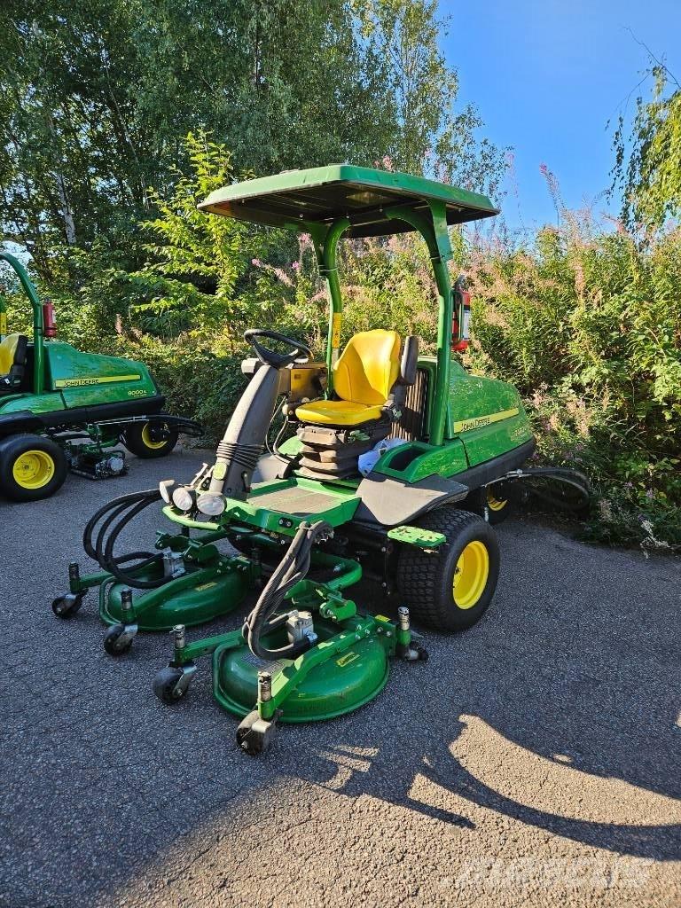 John Deere 7400 A Rough, trim and surrounds mowers