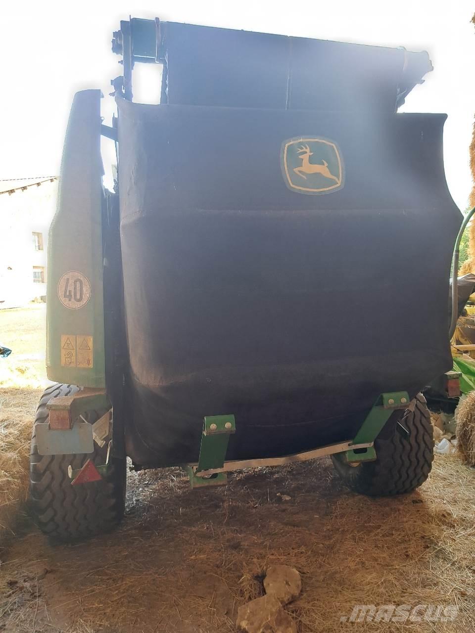 John Deere 990 Round Balers