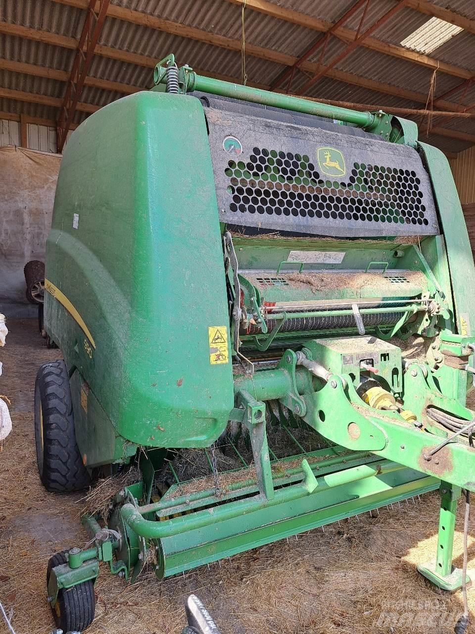 John Deere 990 Round Balers