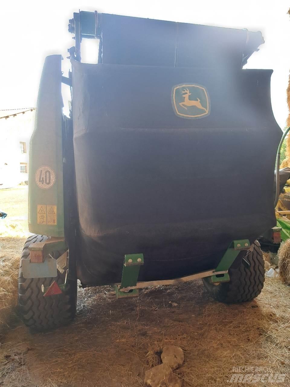 John Deere 990 Round Balers