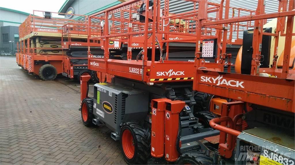 SkyJack 6832RT Scissor Lifts