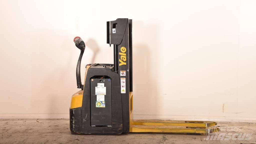 Yale MS 14 AC Pedestrian stacker