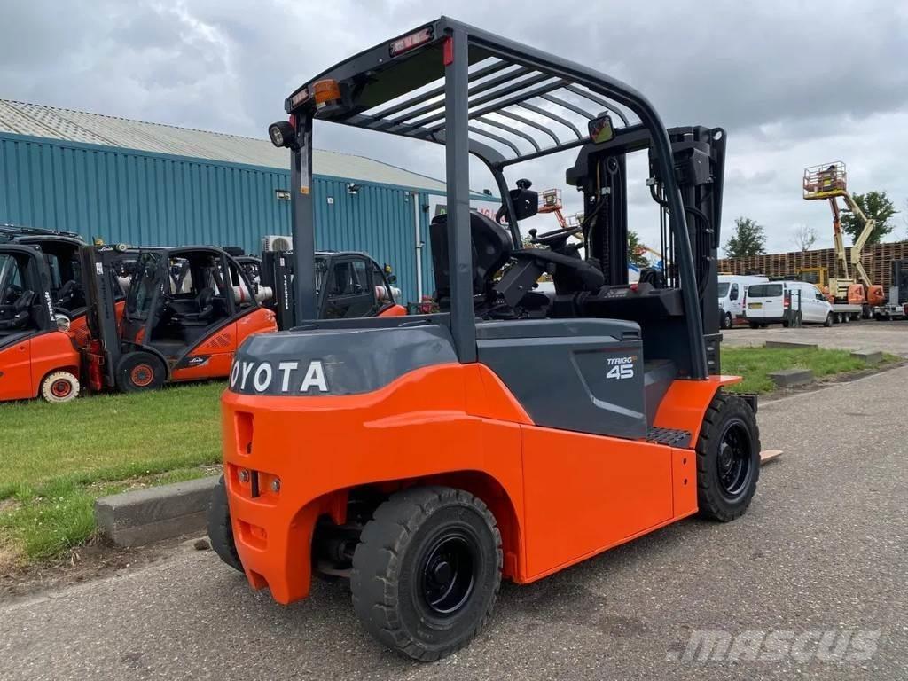 Toyota 8FBMT45 Electric Forklifts