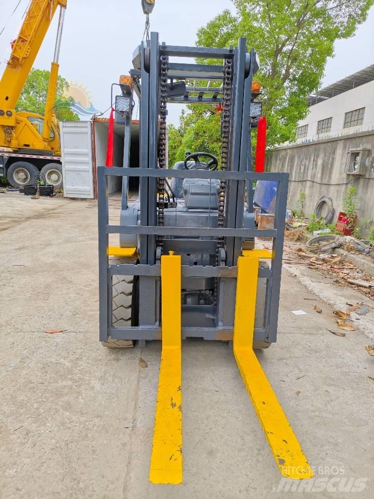 Komatsu FD 30 T-17 Diesel Forklifts