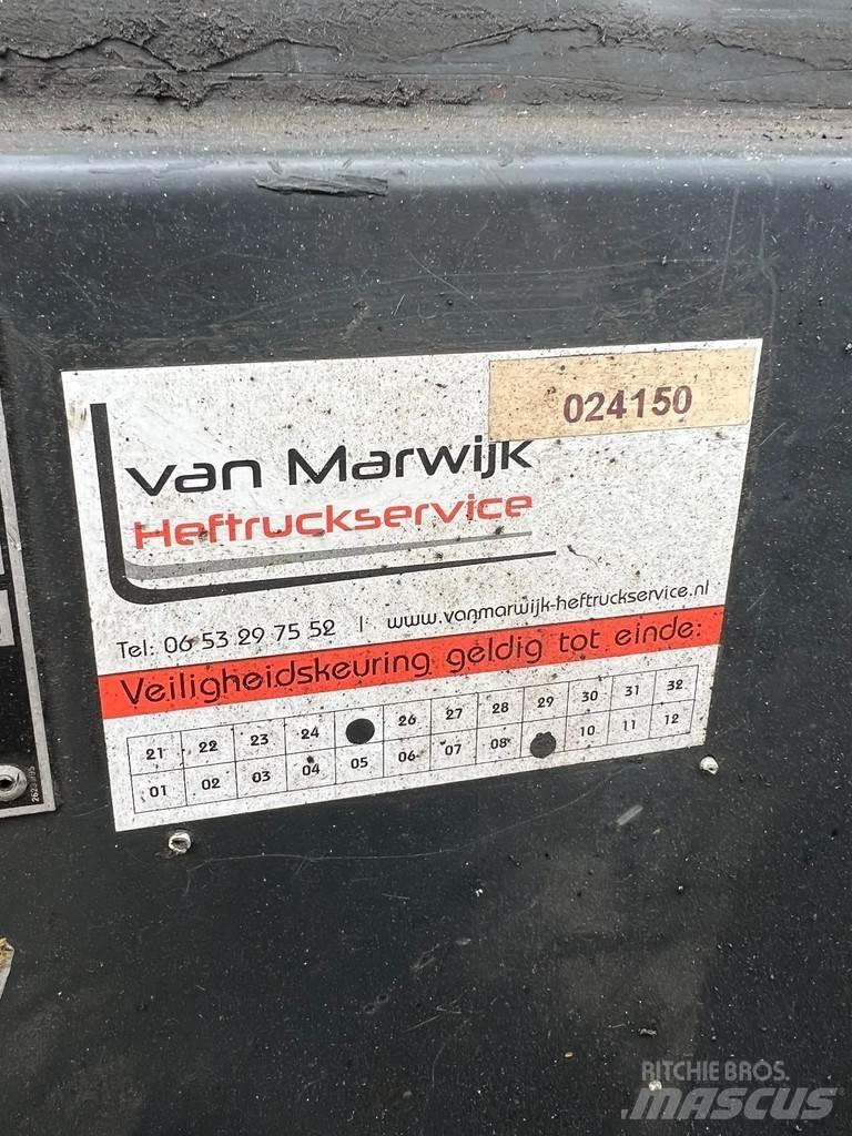 Linde E30-01 Electric Forklifts