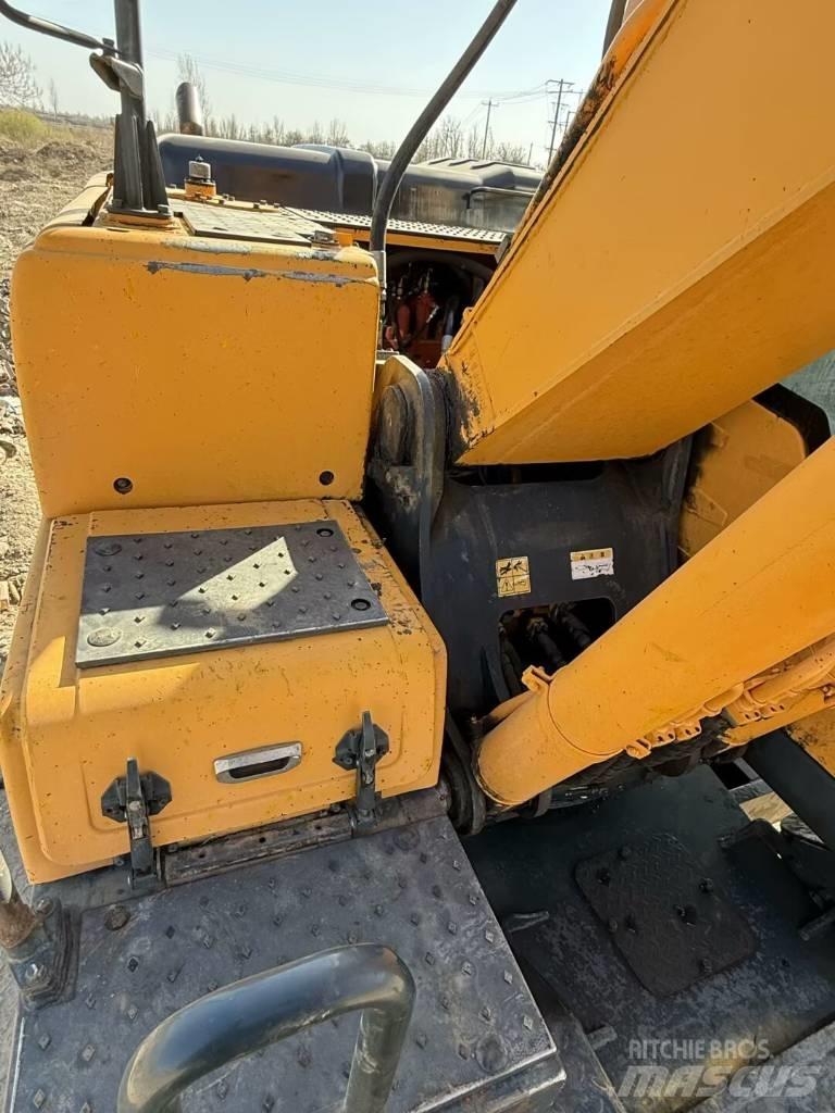 Hyundai R210W-9 Wheeled Excavators