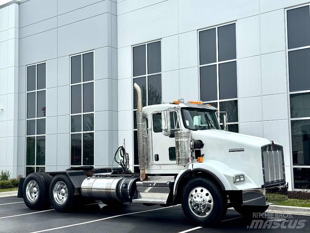 Kenworth T800 Conventional Trucks / Tractor Trucks