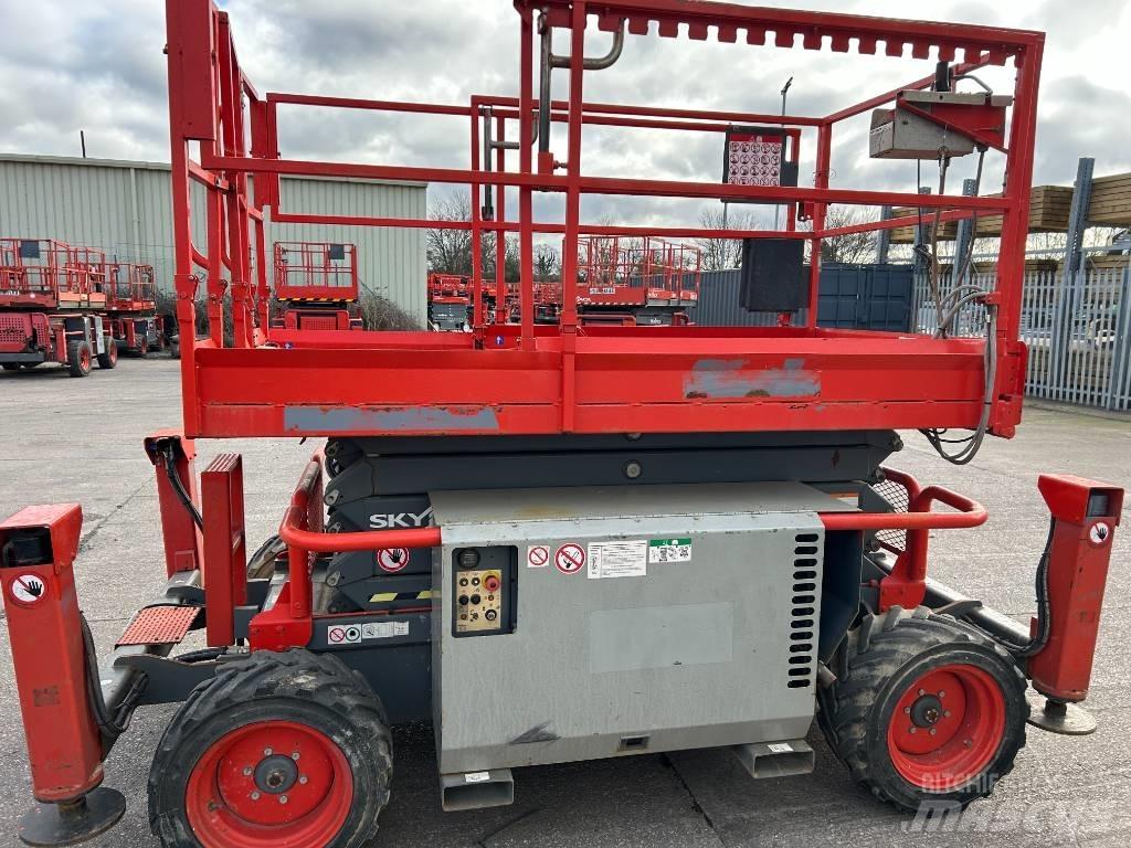 SkyJack SJ 6832 Scissor Lifts