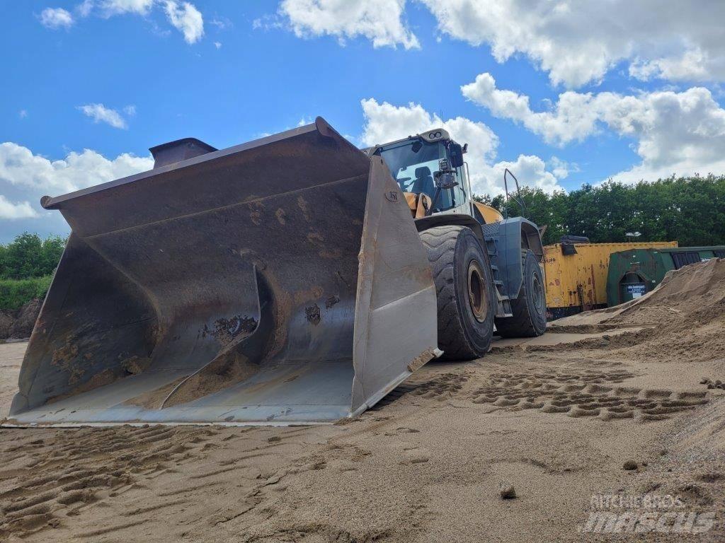 Liebherr L 586 Wheel Loaders
