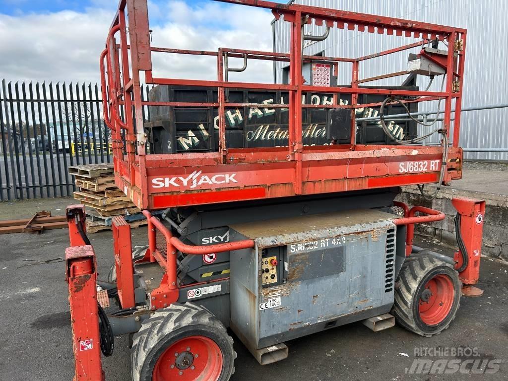 SkyJack SJ 6832 RT Scissor Lifts