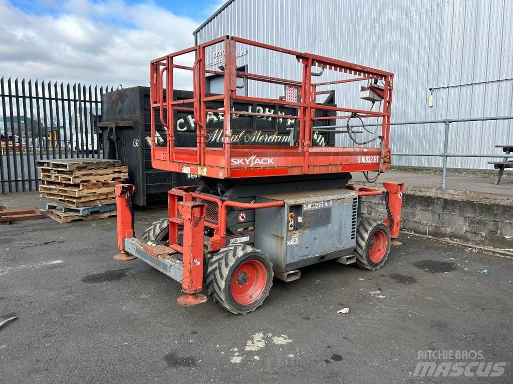 SkyJack SJ 6832 RT Scissor Lifts