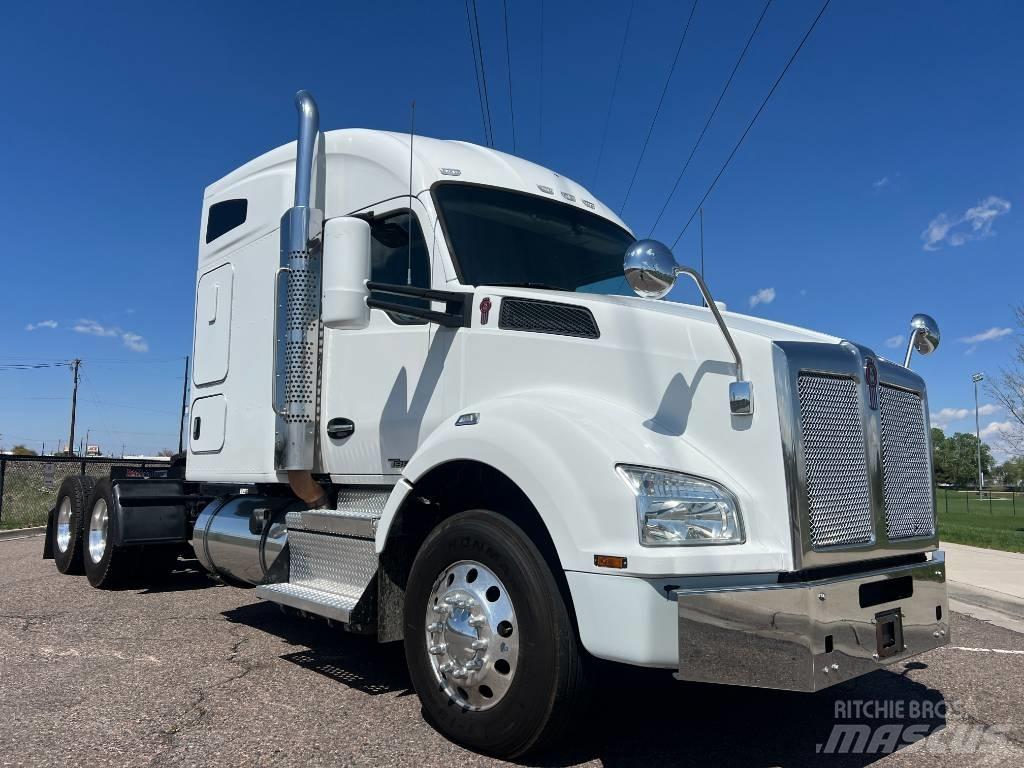 Kenworth T 880 Conventional Trucks / Tractor Trucks