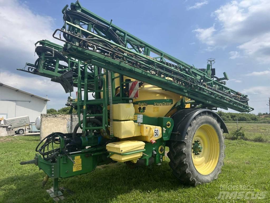 John Deere 840 i Trailed sprayers