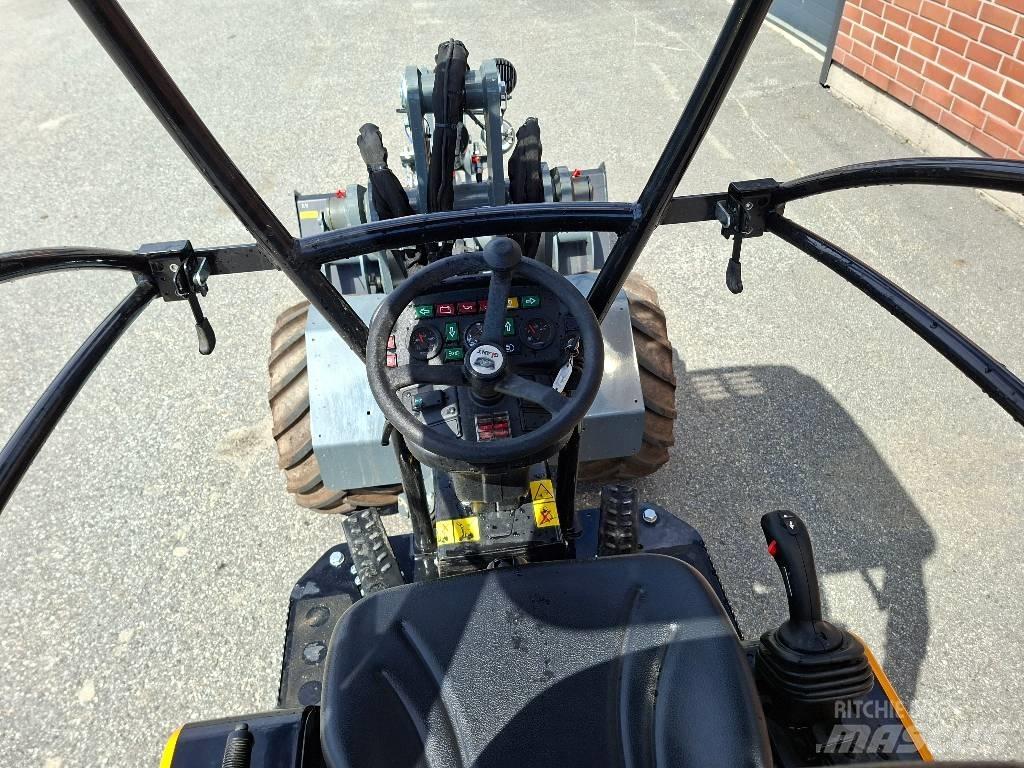 GiANT G 2300 HD Multi purpose loaders