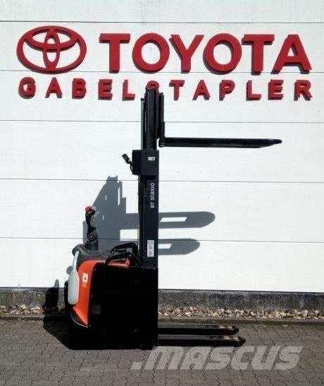 Toyota SPE140L Pedestrian stacker