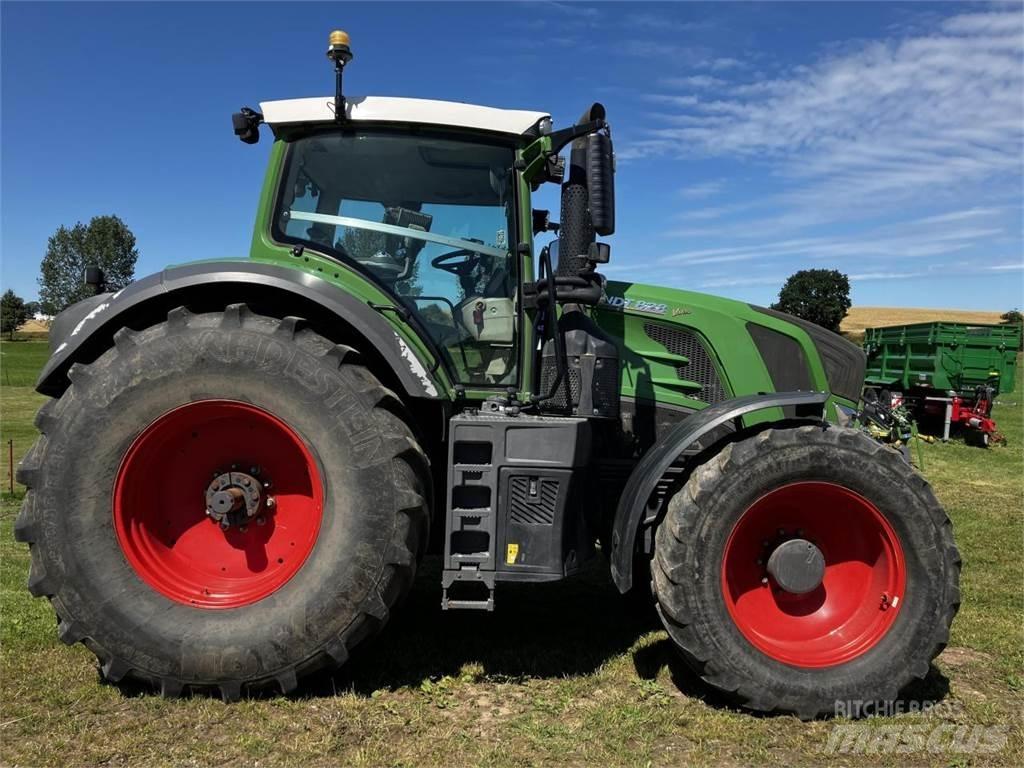 Fendt 828 Vario Tractors