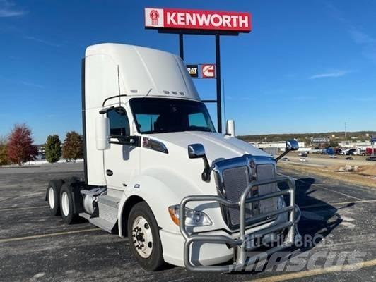 Kenworth T 680 Conventional Trucks / Tractor Trucks