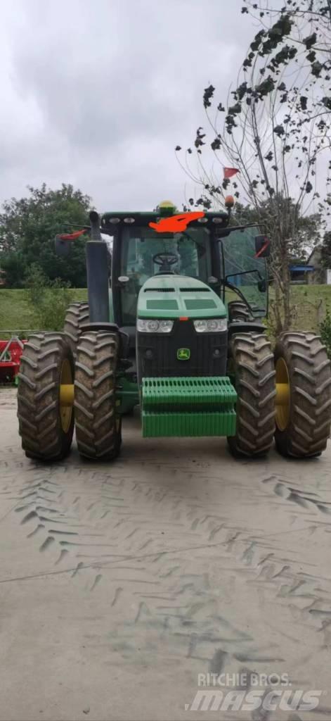 John Deere 8R·3204 Tractors