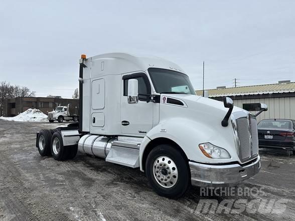Kenworth T680 Conventional Trucks / Tractor Trucks