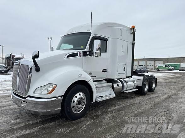 Kenworth T680 Conventional Trucks / Tractor Trucks