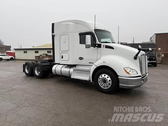Kenworth T680 Conventional Trucks / Tractor Trucks