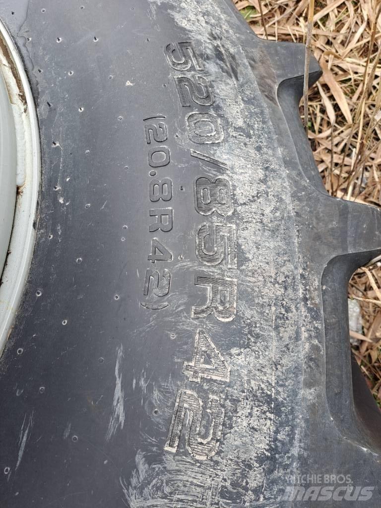  Paripyörät 520/85R42 Tires, wheels and rims