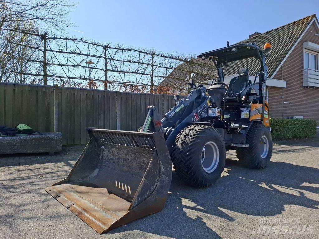 GiANT G2500 Front Loaders