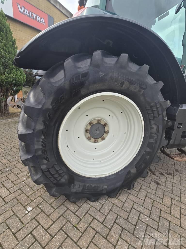 Valtra T 174 Tractors