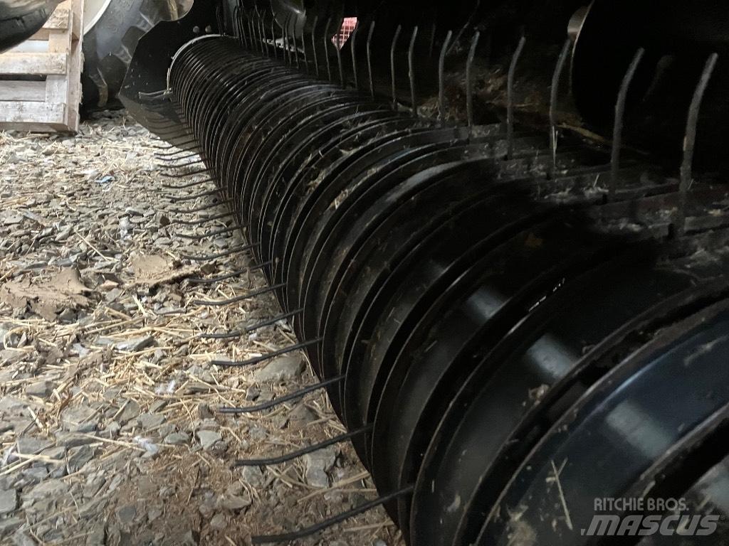 New Holland BR 7060 Round Balers