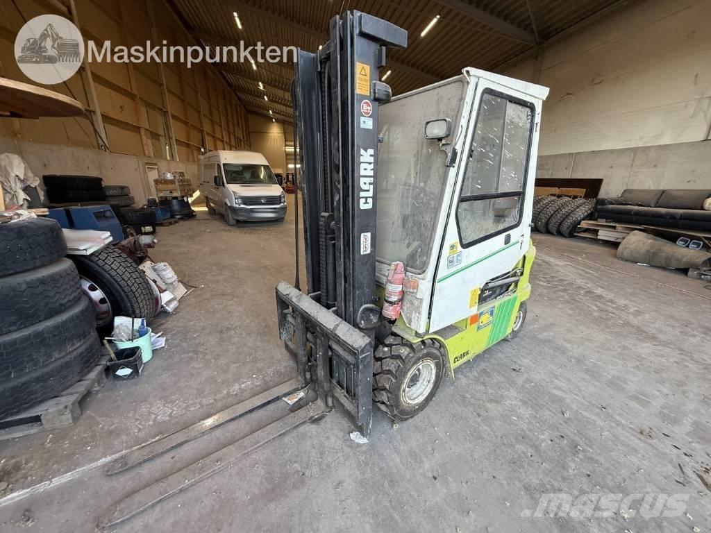 Clark CEM 25 Diesel Forklifts