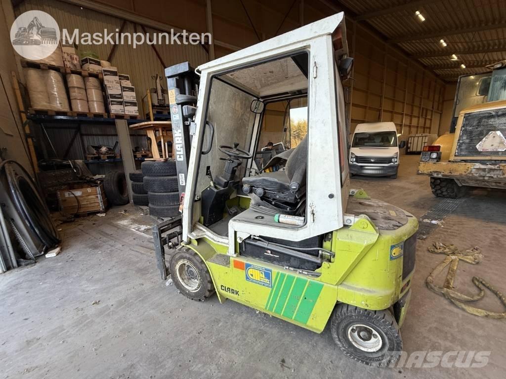 Clark CEM 25 Diesel Forklifts