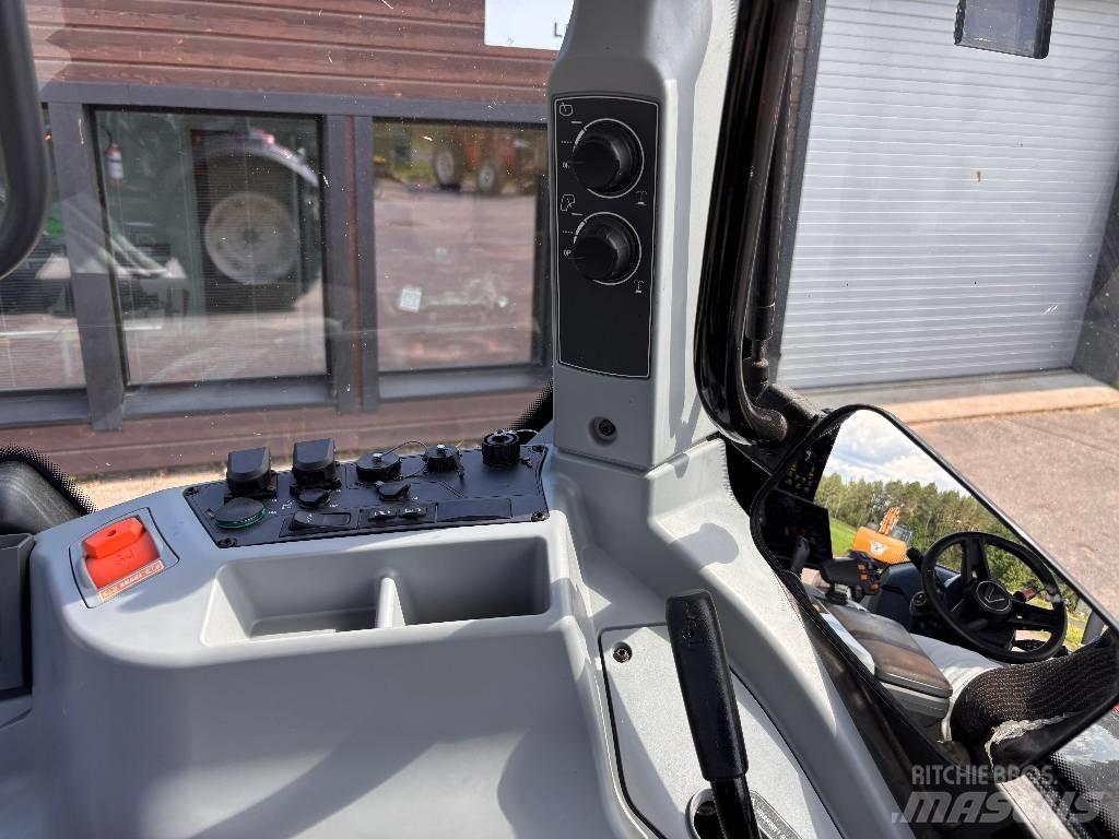 Valtra T 215 Versu Tractors