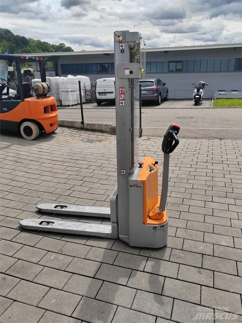 Still ECV10 Pedestrian stacker