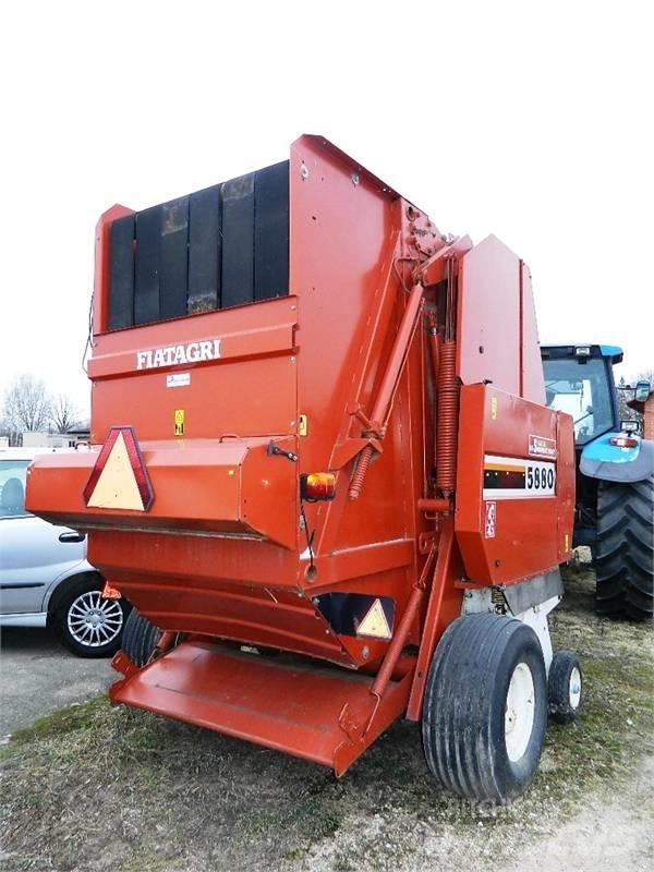 New Holland 5880 Round Balers