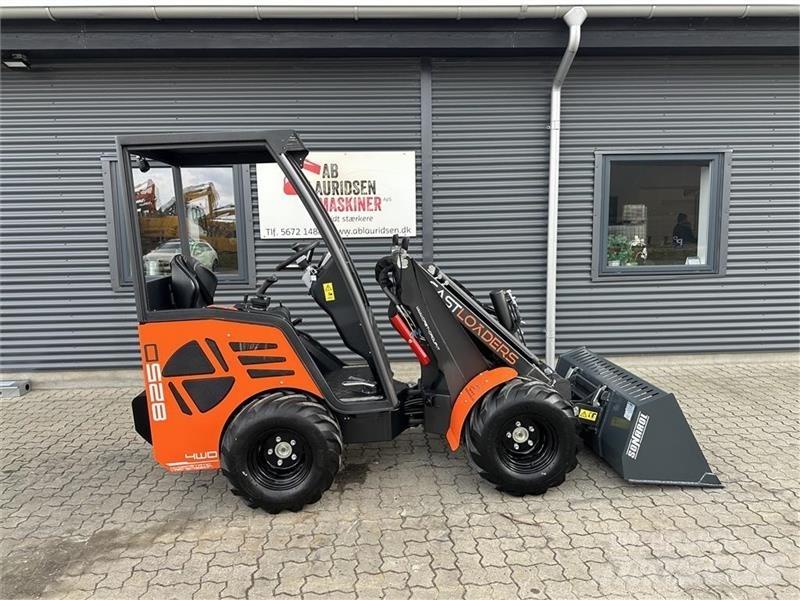 Cast 825 D Mini Loader