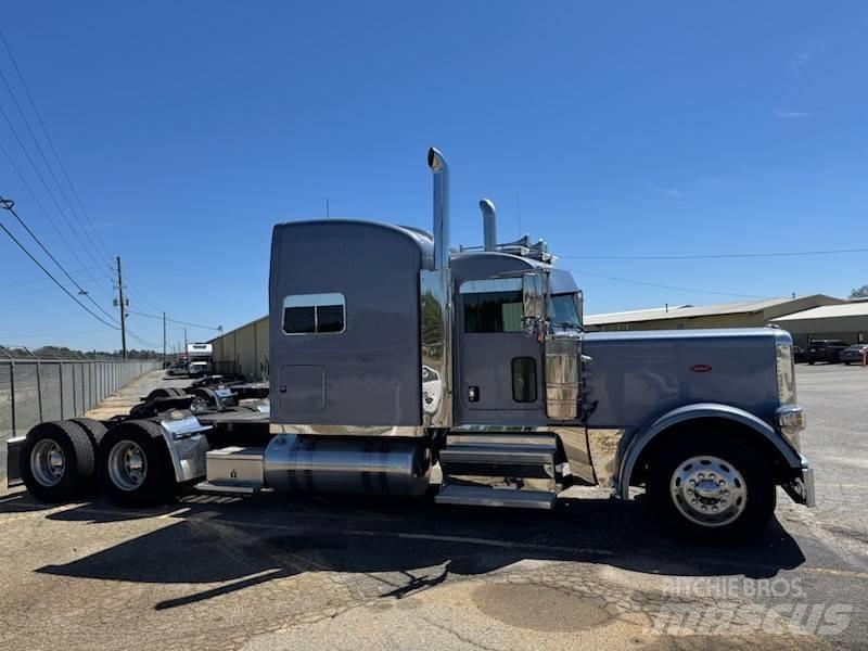 Peterbilt 389 Conventional Trucks / Tractor Trucks