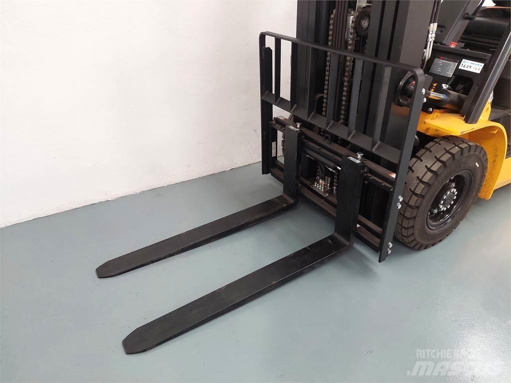  EFL253 Electric Forklifts