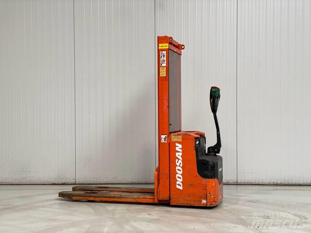 Doosan LEDS12.5C Pedestrian stacker