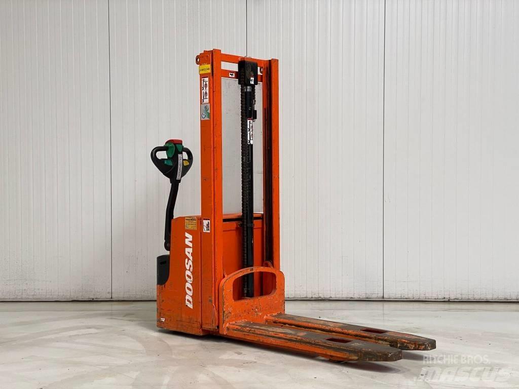 Doosan LEDS12.5C Pedestrian stacker