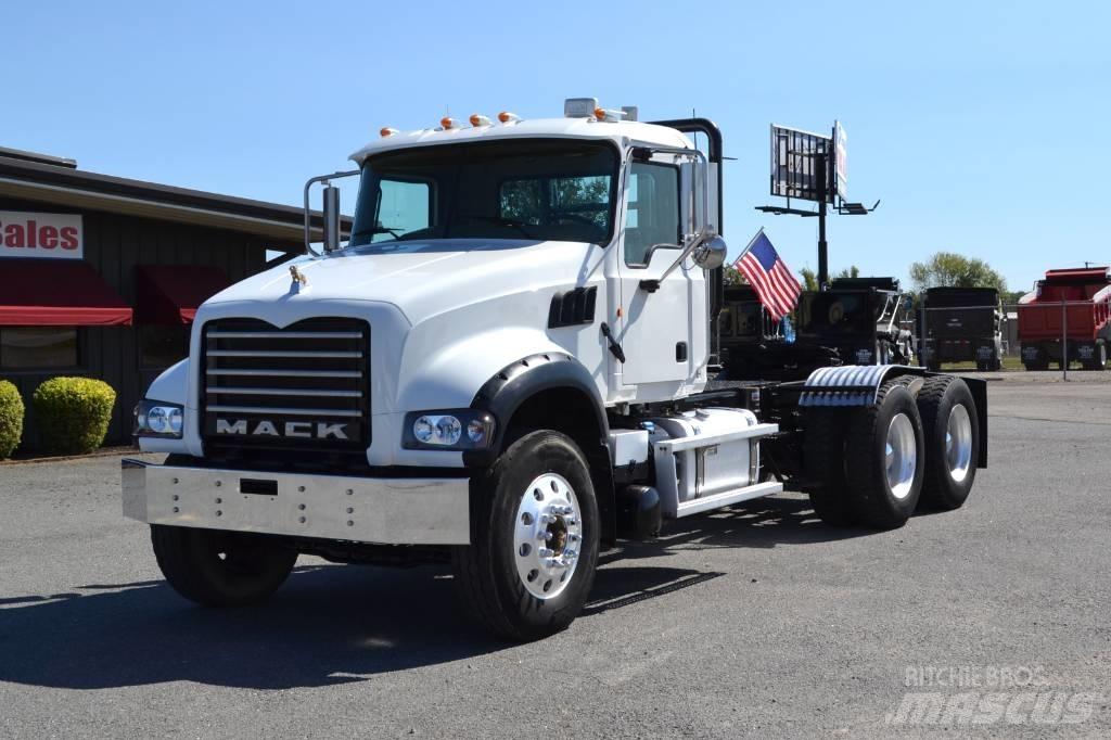 Mack Granite GU 713 Conventional Trucks / Tractor Trucks