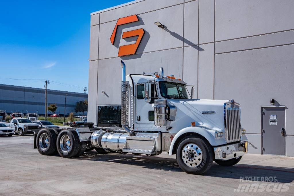 Kenworth W900 Conventional Trucks / Tractor Trucks