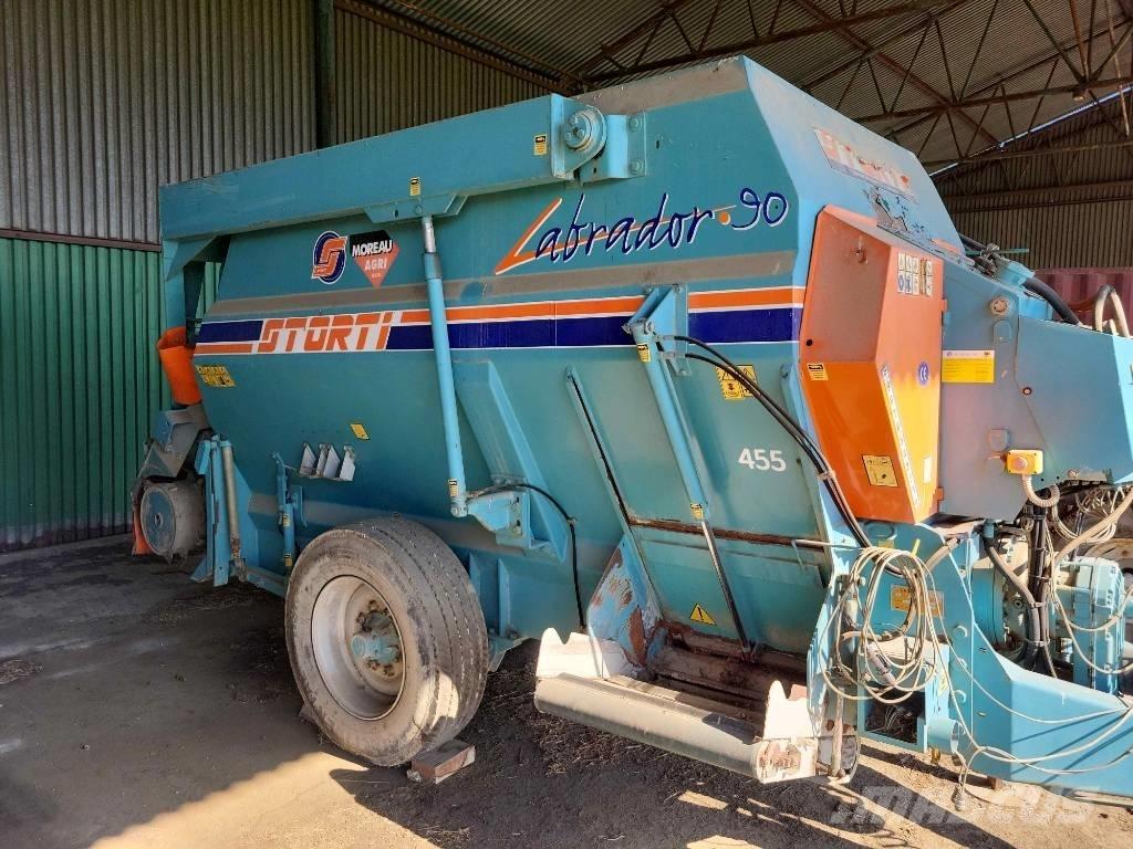 Storti Labrador 9 Mixer feeders