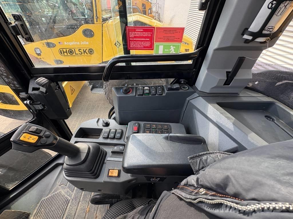 CAT 906 Wheel Loaders