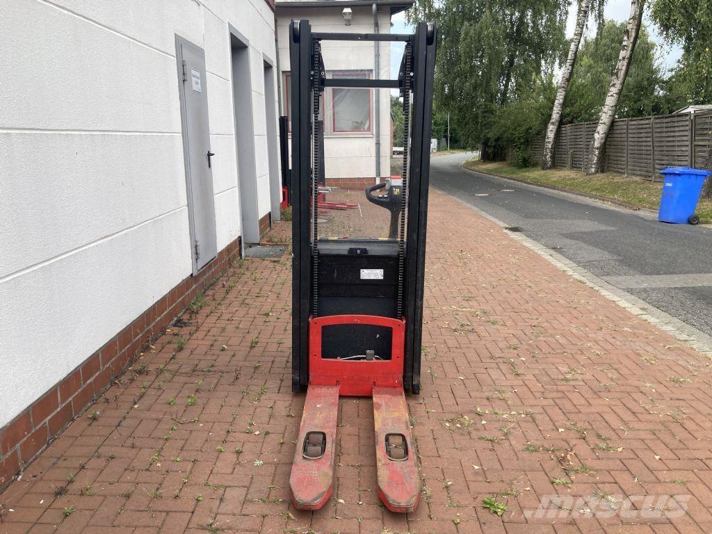 Hyster S 1.0 Pedestrian stacker