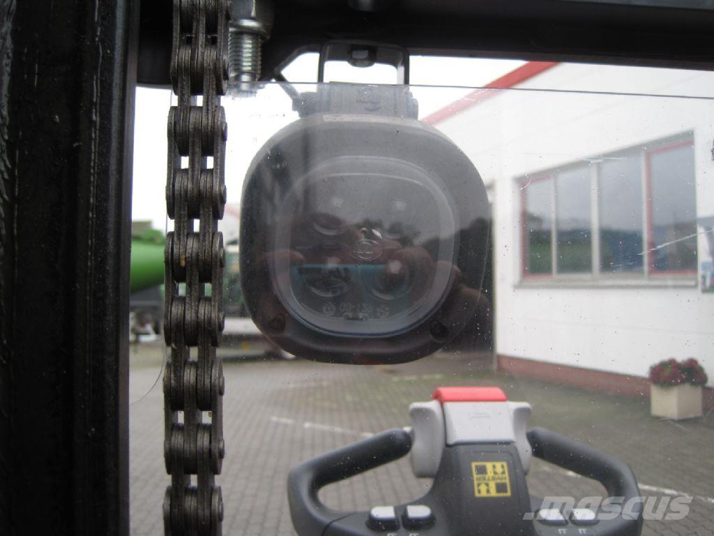 Hyster S 1.5S Pedestrian stacker
