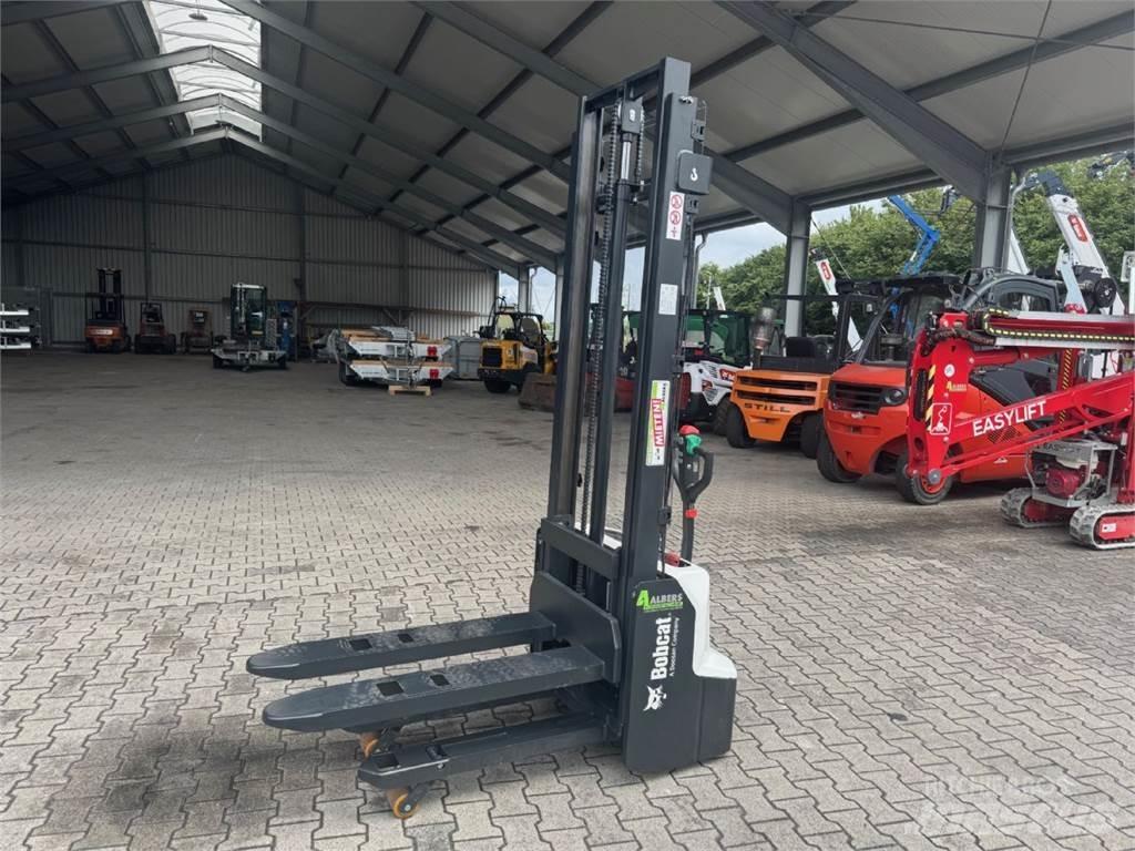 Bobcat LSM12N-7 i Pedestrian stacker