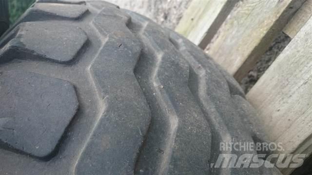  18 12.5/80-18 Tires, wheels and rims