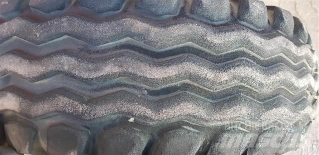 18 12.5/80-18 Tires, wheels and rims